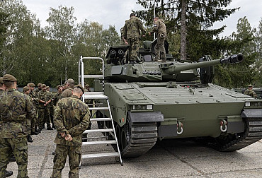 Soldiers from the 7th Mechanized Brigade familiarized themselves with the CV90 Infantry Fighting Vehicle