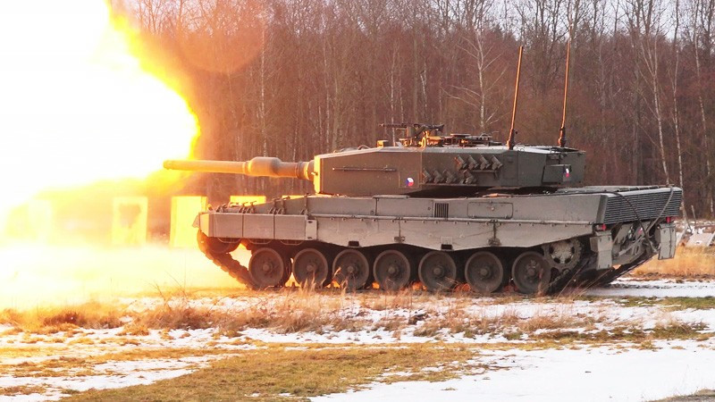 Soldiers Of The 73rd Tank Battalion Get Acquainted With The Leopard 2 